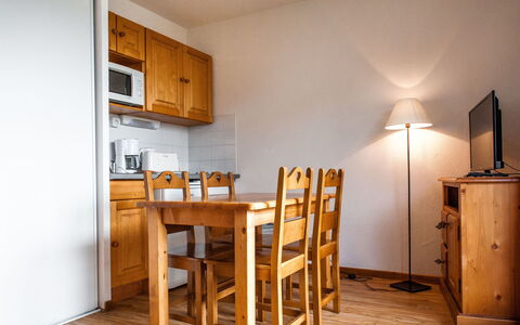 Super Besse 110: Ejendom, Cabinetry, Møbel, Bord, Træ, Stol, Belysning, Skrivebord, Indretning, Countertop