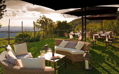 Villa Mandorlo: Plante, Møbel, Ejendom, Bord, Komfort, Skygge, Stol, Udendørs Møbler, Belysning, Sky