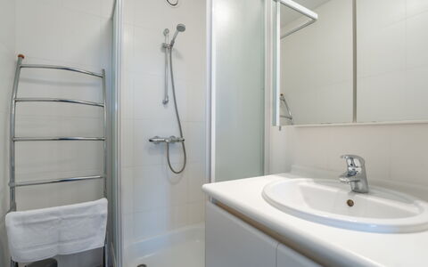 Zeeparel 402 with Balcony: Gulvbelægning, Indretning, Sanitærarmatur, Etage, Badeværelse, Tap, Loft, Håndvask, Vvs, Badeværelsesvask