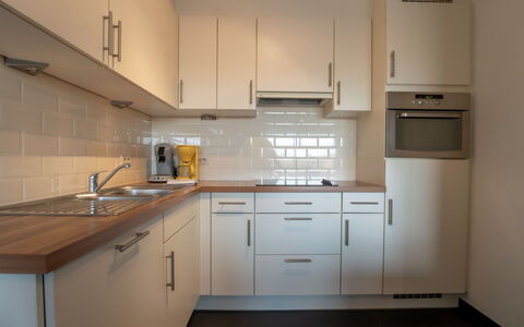 Zeeparel 402 with Balcony: Countertop, Køkken, Køkken Apparat, Cabinetry, Gulvbelægning, Indretning, Større Bandage, Træ, Etage, Husholdningsapparat