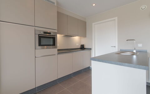 Solis with Balcony: Cabinetry, Countertop, Ejendom, Håndvask, Bygning, Komfur, Tap, Køkken Apparat, Køkken, Træ