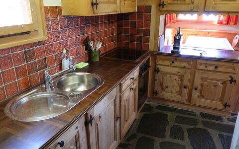 Chistiala Dadens: Brun, Cabinetry, Køkkenvask, Countertop, Møbel, Ejendom, Tap, Håndvask, Sanitærarmatur, Køkken