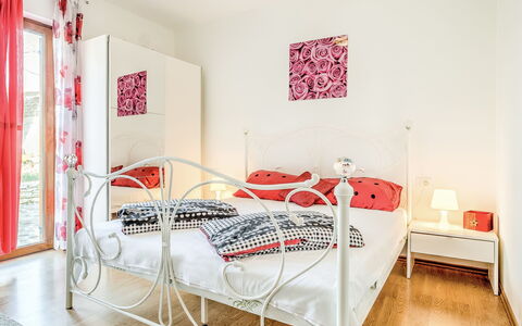 Poreč Tar 103: Seng, Soveværelse, Værelse, Møbel, Bed Frame, Rød, Indretning, Ejendom, Produkt, Jern