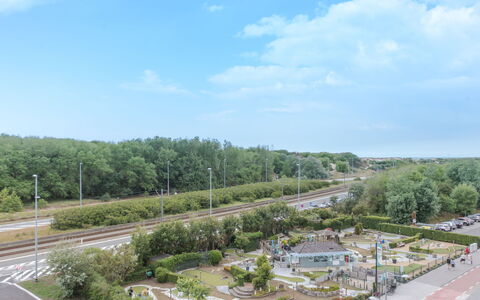 Bredene 500: Sky, Himmel, Daytime, Plante, Vejbelægning, Træ, Asfalt, Land Lot, Urban Design, Færdselsåre