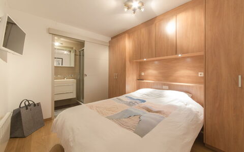 Bredene 500: Møbel, Ejendom, Komfort, Bygning, Cabinetry, Træ, Seng, Belysning, Bed Frame, Etage