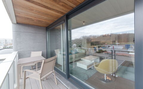 Bredene 500: Bygning, Ejendom, Møbel, Vindue, Skygge, Træ, Couch, Bord, Arkitektur, Indretning