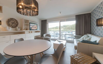 Bredene 500: Bord, Møbel, Couch, Stol, Billedramme, Bygning, Vindue, Træ, Indretning, Gardin