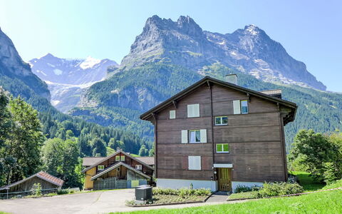 Chalet Mettli: Himmel, Bygning, Plante, Bord, Skygge, Indretning, Urban Design, Træ, Ejerlejlighed, Boligområde