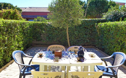 Plein Sud: Bord, Plante, Møbel, Ejendom, Stol, Himmel, Udendørs Bord, Azure, Udendørs Møbler, Træ