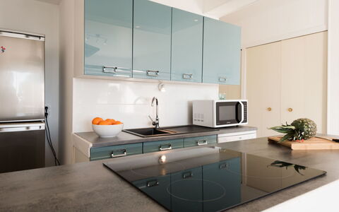 Carnac 270: Værelse, Møbel, Indretning, Ejendom, Countertop, Køkken, Cabinetry, Loft, Bygning, Hus