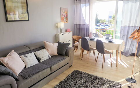 Les Jardins du Vidourle: Stue, Møbel, Ejendom, Værelse, Indretning, Couch, Etage, Kaffebord, Gul, Bygning