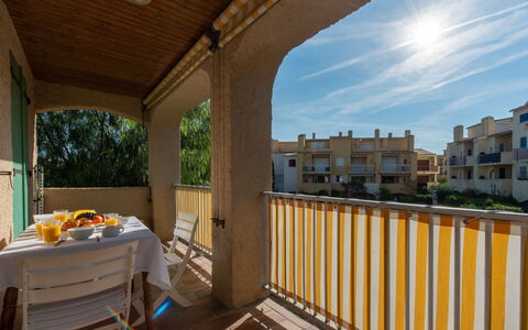 Cavalaire 460: Himmel, Sky, Bord, Bygning, Vindue, Veranda, Træ, Skygge, Stol, Etage