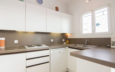 Cavalaire 505: Countertop, Ejendom, Værelse, Køkken, Cabinetry, Møbel, Indretning, Bygning, Gul, Hus