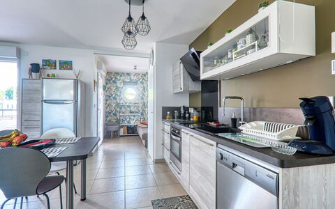 Fréjus 185: Cabinetry, Møbel, Countertop, Husholdningsapparat, Komfur, Køkken, Træ, Arkitektur, Indretning, Køkken Apparat