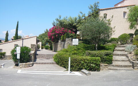 Saint Cyr sur Mer la Madrague 900: Ejendom, Væg, Stad, Kvarter, Træ, Bygning, Hus, Boligområde, Arkitektur, Plante