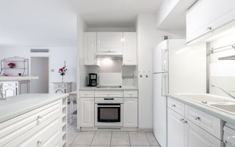 Côté Port: Cabinetry, Countertop, Ejendom, Møbel, Hvid, Bygning, Håndvask, Skuffe, Køkken, Komfur