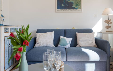Ty Bihan: Bord, Couch, Møbel, Ejendom, Billedramme, Grøn, Azure, Bygning, Indretning, Textile