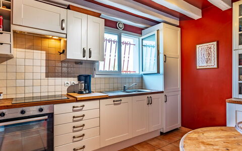 Eki Alde: Køkken, Countertop, Gulvbelægning, Indretning, Større Bandage, Træ, Cabinetry, Køkken Apparat, Etage, Håndvask
