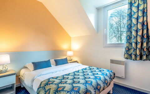 Ploemel 100: Soveværelse, Seng, Værelse, Møbel, Ejendom, Sengetøj, Sengetøj, Bed Frame, Indretning, Væg