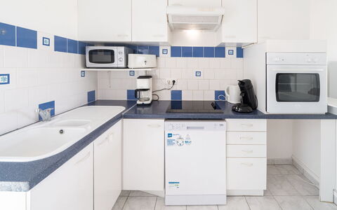 Patguyflor: Cabinetry, Køkkenvask, Håndvask, Bygning, Countertop, Tap, Køkken Apparat, Komfur, Køkken, Husholdningsapparat