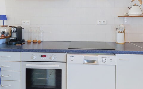 Patguyflor: Køkken, Køkken Apparat, Større Bandage, Countertop, Cabinetry, Husholdningsapparat, Gulvbelægning, Komfur, Køkkenvask, Indretning