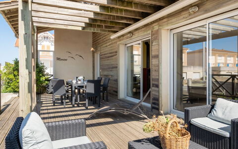 Villa Marine: Vand, Plante, Bygning, Daytime, Ejendom, Himmel, Svømmepøl, Azure, Træ, Krop Af Vand