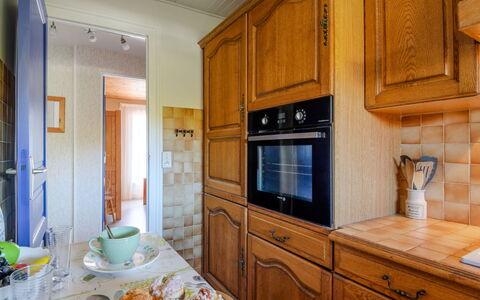 Oyan Aldo: Cabinetry, Køkken, Countertop, Gulvbelægning, Træ, Indretning, Køkken Apparat, Etage, Møbel, Skab
