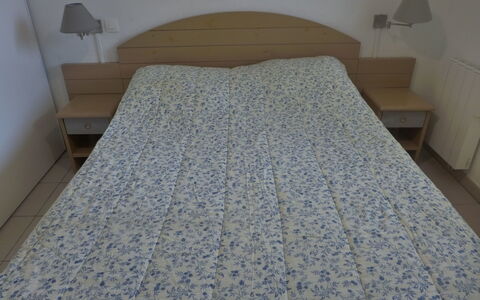 L'Allée des Dunes: Seng, Møbel, Soveværelse, Værelse, Bed Frame, Ejendom, Etage, Sengetøj, Madras, Sengetøj