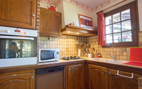 Faisans: Countertop, Cabinetry, Ejendom, Køkken Apparat, Vindue, Træ, Køkken, Husholdningsapparat, Komfur, Indretning