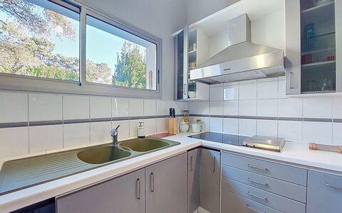Bernadon: Køkken, Køkken Apparat, Countertop, Cabinetry, Større Bandage, Gulvbelægning, Indretning, Køkkenvask, Husholdningsapparat, Sanitærarmatur