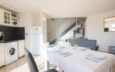 Les Andalouses: Møbel, Cabinetry, Bord, Bygning, Stol, Køkken Apparat, Dug, Gulvbelægning, Etage, Træ