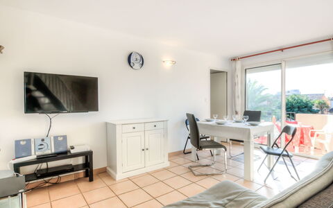 Les Andalouses: Ejendom, Billedramme, Vindue, Bord, Couch, Indretning, Træ, Stue, Etage, Ur