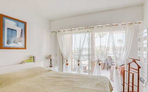 Fréjus 504: Soveværelse, Værelse, Ejendom, Møbel, Seng, Indretning, Bed Frame, Loft, Sengetøj, Gardin