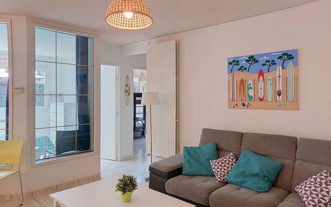 Artémis: Møbel, Indretning, Gulvbelægning, Væg, Etage, Couch, Værelse, Loft, Træ, Stue