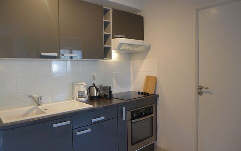 Selvia Quetia: Cabinetry, Håndvask, Ejendom, Køkkenvask, Tap, Bygning, Countertop, Indretning, Træ, Køkken