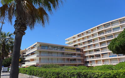 Fréjus 101: Bygning, Himmel, Plante, Daytime, Ejendom, Azure, Træ, Højhus, Ejerlejlighed, Urban Design