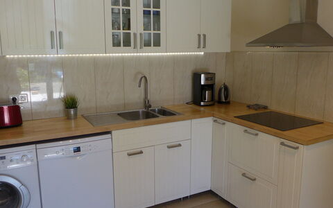 Villa Rose: Ejendom, Større Bandage, Værelse, Cabinetry, Countertop, Køkken, Møbel, Husholdningsapparat, Komfur, Køkken Apparat