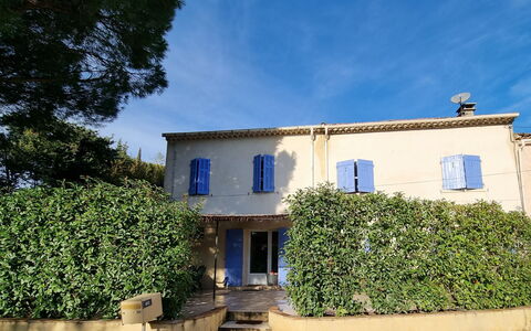 Villa Rose: Plante, Himmel, Vindue, Ejendom, Bygning, Sky, Azure, Land Lot, Vegetationen, Træ