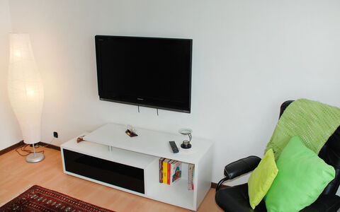 Gemma: Værelse, Møbel, Ejendom, Teknologi, Indretning, Fladskærm, Bord, Computer Desk, Elektronisk Apparat, Television