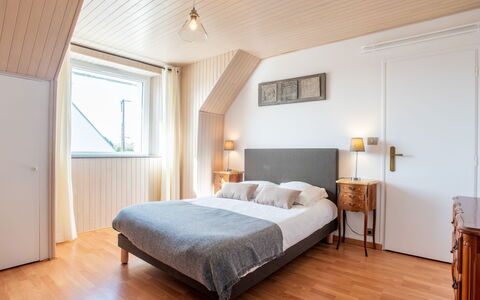 Les Elfes: Soveværelse, Møbel, Seng, Værelse, Ejendom, Loft, Sengetøj, Bed Frame, Indretning, Etage