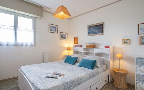 Plein Sud: Møbel, Billedramme, Ejendom, Vindue, Komfort, Azure, Træ, Cabinetry, Textile, Indretning