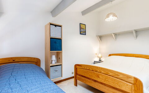 Les Adichats: Møbel, Ejendom, Komfort, Bygning, Azure, Træ, Indretning, Hus, Seng, Etage