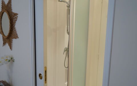 Bel Air: Værelse, Ejendom, Dørhåndtag, Væg, Dør, Gips, Hårdttræ, Træ, Home Dør, Molding
