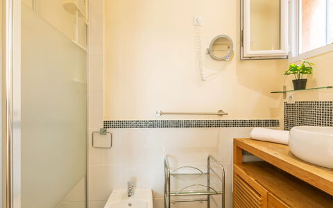Le Mas D'Esquière 5: Ejendom, Bygning, Vindue, Cabinetry, Sanitærarmatur, Plante, Indretning, Etage, Træ