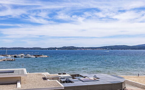 Sainte Maxime 124: Hus, Boligområde, Hjem, Tag, Kompositmateriale, Estate, Sommerhus, Skygge, Svømmepøl, Villa