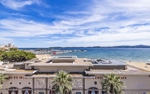 Sainte Maxime 124: Hus, Boligområde, Hjem, Tag, Kompositmateriale, Estate, Sommerhus, Skygge, Svømmepøl, Villa
