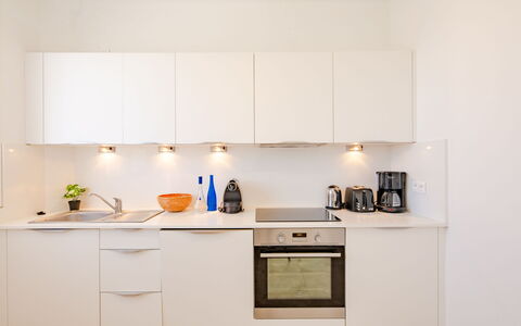 Sainte Maxime 124: Cabinetry, Countertop, Bygning, Køkken, Træ, Indretning, Komfur, Belysning, Håndvask, Køkken Apparat