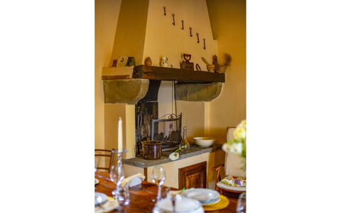 Collina dei Fiori: Indretning, Møbel, Belysning, Værelse, Bejdse, Lysarmatur, Billedramme, Countertop, Stol, Lampe