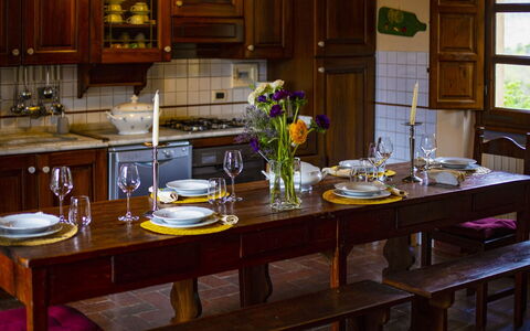 Collina dei Fiori: Møbel, Bord, Bordservice, Træ, Indretning, Spisestue, Køkken & Spisebord, Belysning, Stol, Gulvbelægning