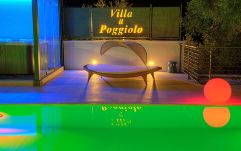 Villa Il Poggiolo Apartments - Diano Marina: Lys, Belysning, Majorelle Blue, Nat, Himmel, Fritid, Bord, Møbel